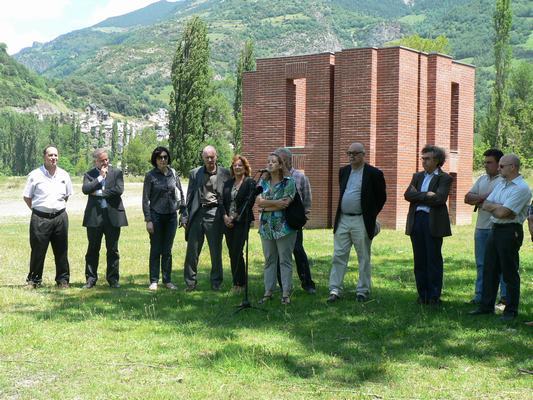 Lee más sobre el artículo Inauguración de la obra de Kirkeby en Plan (Huesca) el 27 de junio de 2009.
