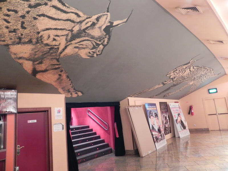 Lee más sobre el artículo La vuelta de la pintura mural a los cines de Zaragoza: