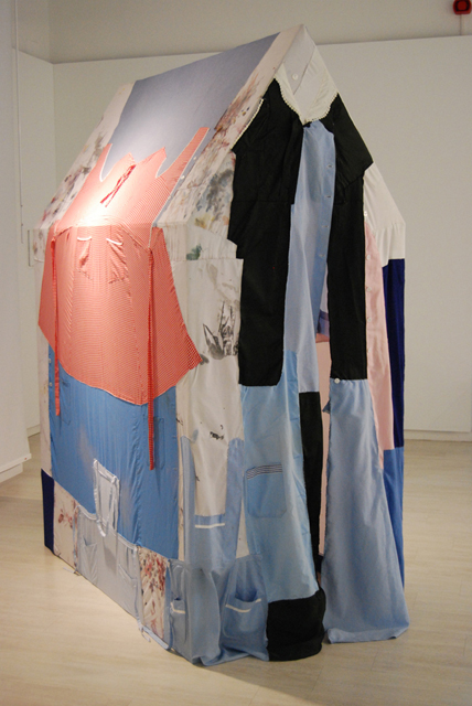 Lee más sobre el artículo DEPENDENCIAS MUTUAS. Empleadas de hogar  y crisis de los cuidados, Elena Fraj, Louisa Holecz, Natalia Iguiñiz, Daniela Ortiz, Martha Rosler, Territori