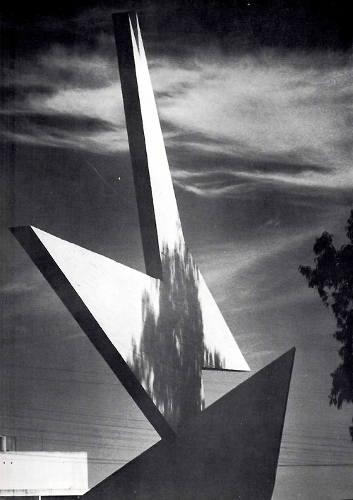 Lee más sobre el artículo La escultura urbana El Pájaro de Fuego, de Mathias Goeritz.