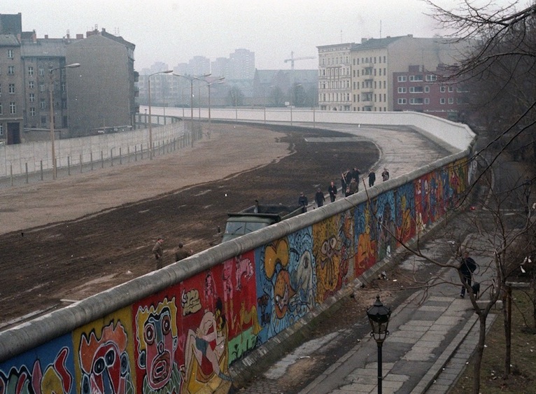 Lee más sobre el artículo Del desafío pictórico a la generación de un símbolo: Thierry Noir, pionero de la acción artística sobre el Muro de Berlín