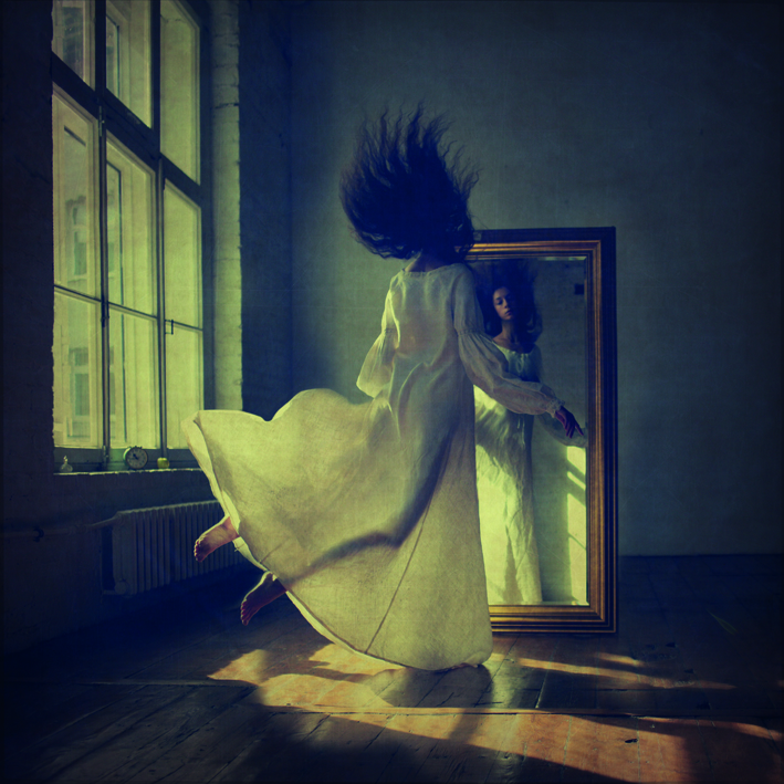Lee más sobre el artículo Imaginación fotográfica de Anka Zhuravleva, fotografías en instalación de David Latorre