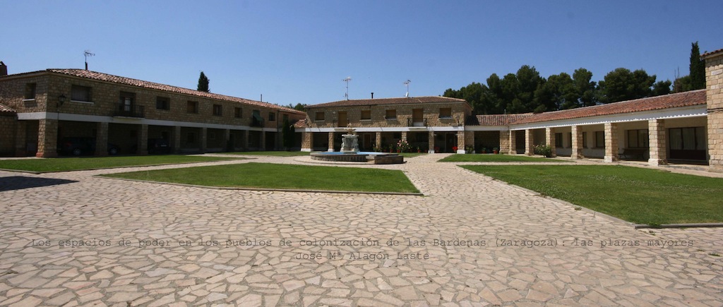 Lee más sobre el artículo Los espacios de poder en los pueblos de colonización de las Bardenas (Zaragoza): las plazas mayores
