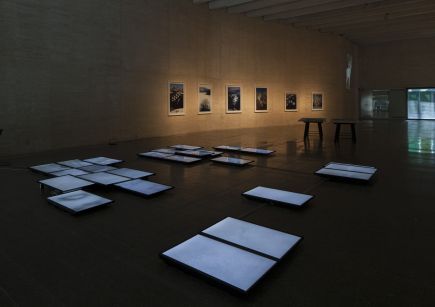 Lee más sobre el artículo Luminosidad móvil de Paco Algaba, Cuadros y dibujos de Pedro J. Sanz, Dos colectivas