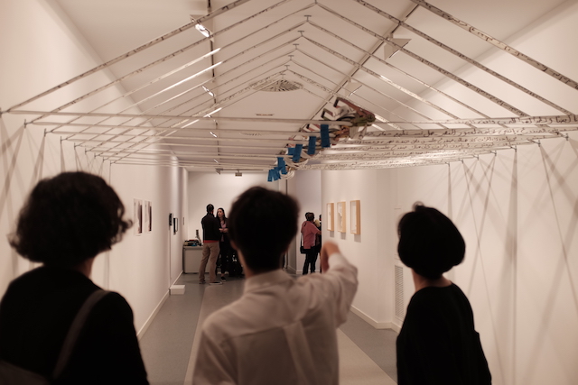 Lee más sobre el artículo Sobrevivir a través del arte a la locura de nuestros tiempos (y los que vendrán)