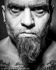 Lee más sobre el artículo Juan Moro. Gente de mal vivir sobre un fondo negro