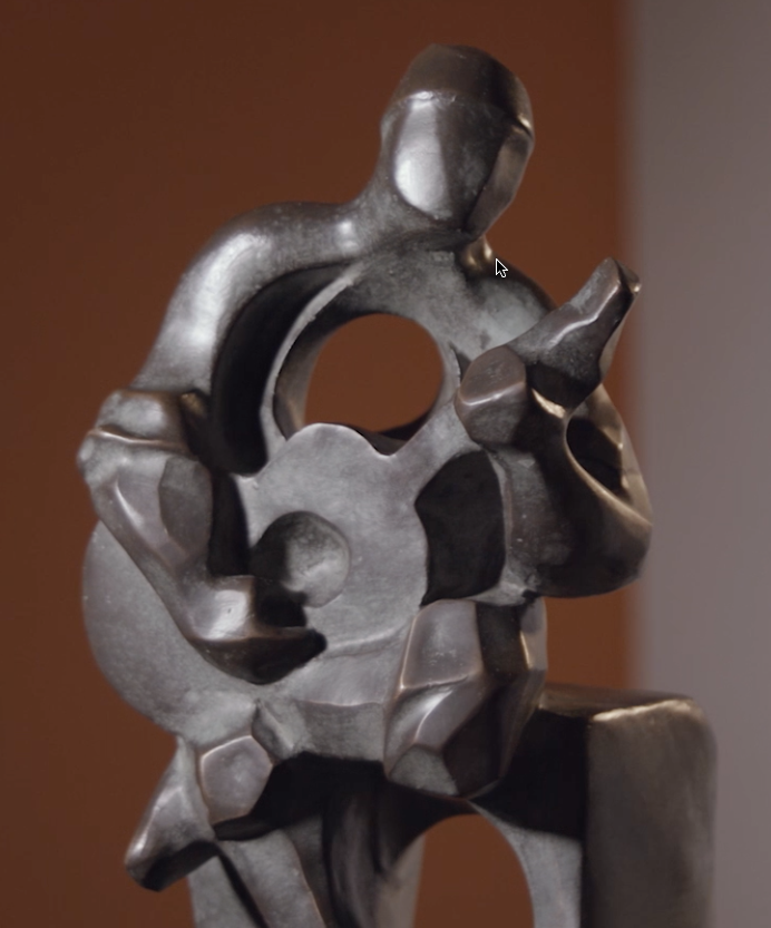 Lee más sobre el artículo Del barro a la madera. Esculturas de Elvira Adiego, que merecerían una versión monumental