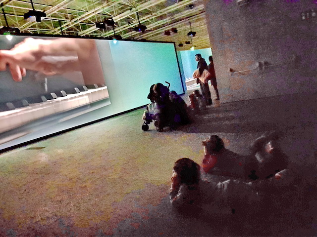 Lee más sobre el artículo Anri Sala: AS YOU GO (Châteaux en Espagne). ¡Atención: spoilers!