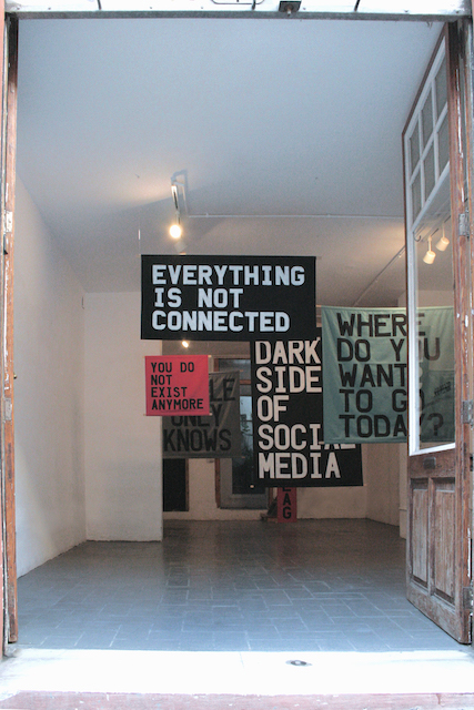 Lee más sobre el artículo Banderas en balcones fronterizos: #internetflags – una exposición personal de Irma Marco