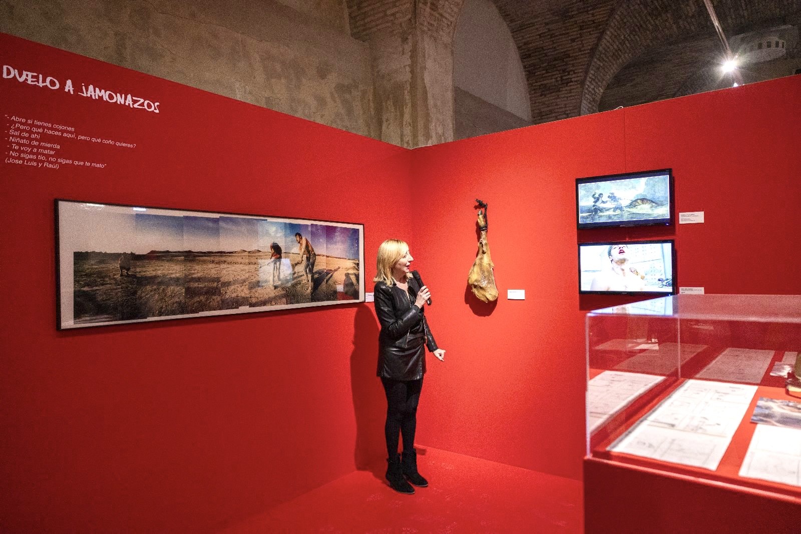 Lee más sobre el artículo Entrevista a Vicky Calavia: La musealización de «Homenaje a Bigas Luna. 30 años de Jamón, Jamón»