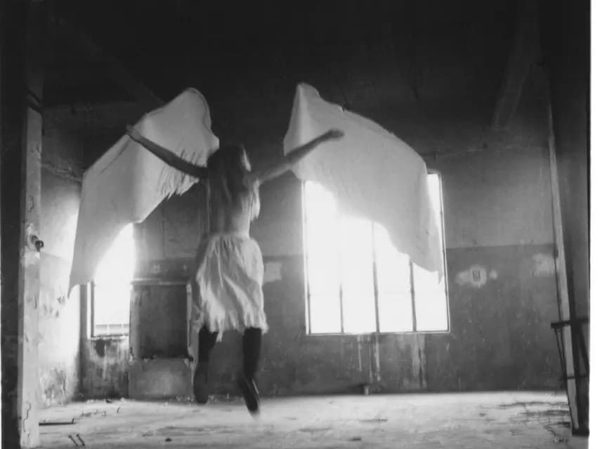 Lee más sobre el artículo Francesca Woodman y Julia Margaret Cameron: retratos para soñar
