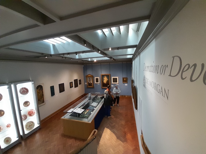 Lee más sobre el artículo Revisión en clave feminista de una colonia artística en Surrey.