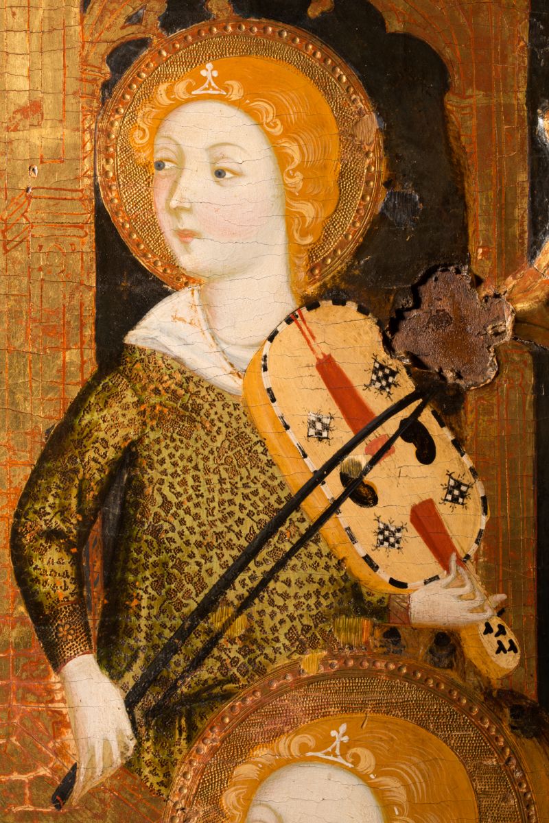 Figura 1. Detalle de ?ngel m?sico ta?endo una vihuela de arco. Tabla central de la Coronaci?n de la Virgen del retablo de la Resurrecci?n (Jaime Serra, 1481-1482), conservada en el Museo de Zaragoza. Imagen: Museo de Zaragoza.